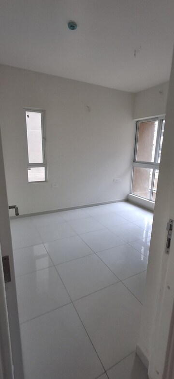 Room in 3 BHK Apartment at Godrej Green Vistas, Mahalunge – for Rent
