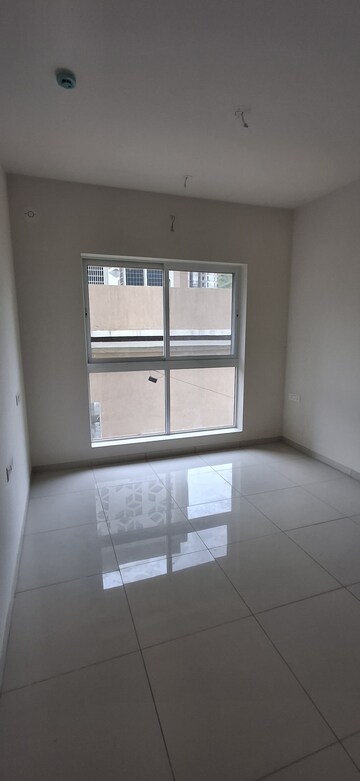 Room in 3 BHK Apartment at Godrej Green Vistas, Mahalunge – for Rent