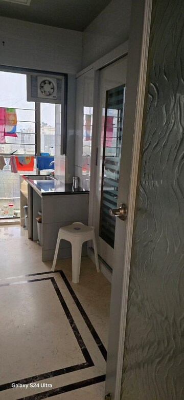 Room in 4 BHK Apartment at Bandra West – for Rent