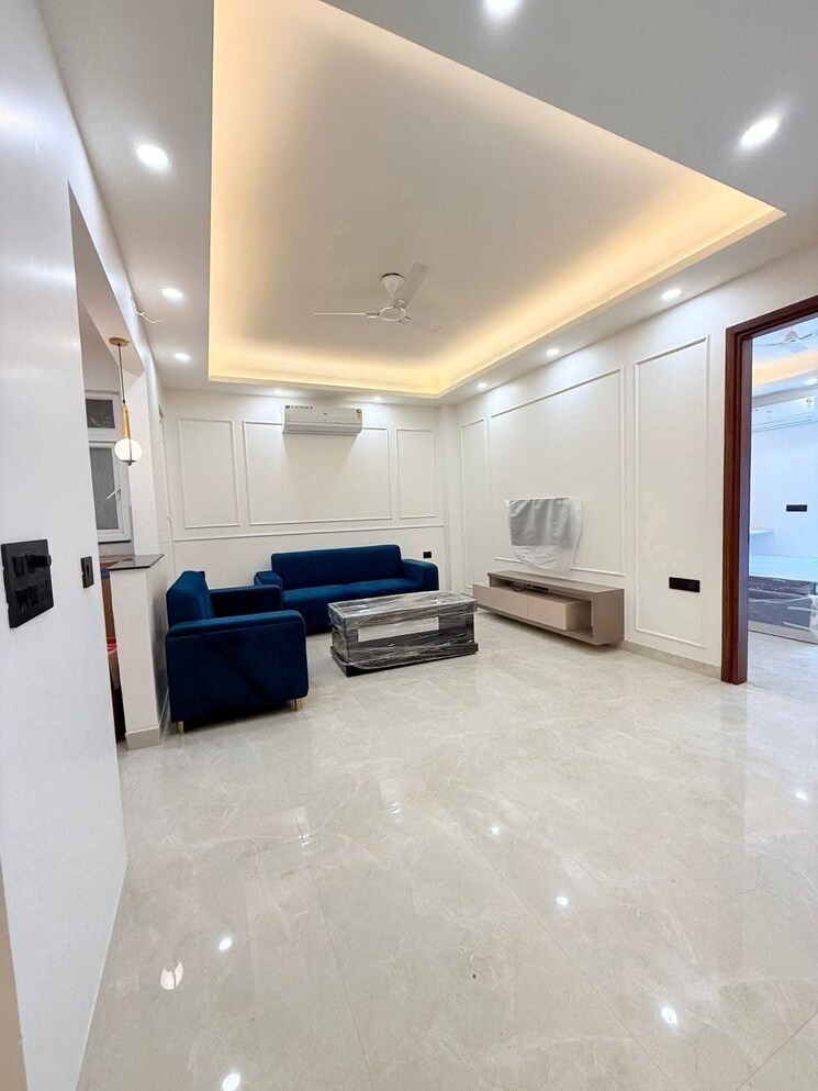  Parking, freedom fighters enclave 2 Bedroom 900 Sq.Ft. Builder Floor In Freedom Fighters Enclave Delhi 9106365