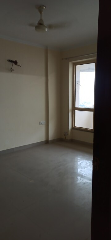 Furnished Amenities in 4 BHK Apartment at Emerald Green, Sector 52 – for Rent