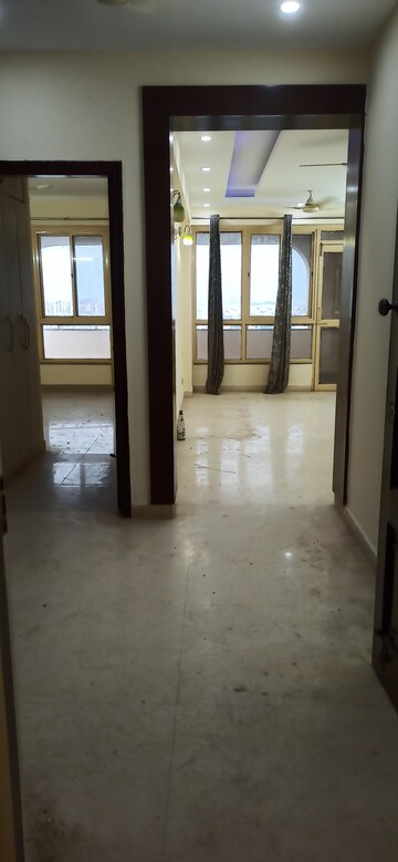 Room in 4 BHK Apartment at Emerald Green, Sector 52 – for Rent