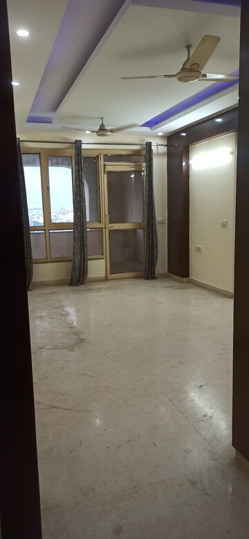 Furnished Amenities in 4 BHK Apartment at Emerald Green, Sector 52 – for Rent