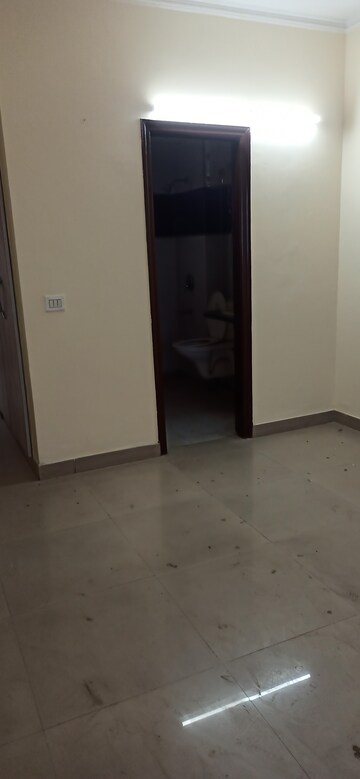Furnished Amenities in 4 BHK Apartment at Emerald Green, Sector 52 – for Rent