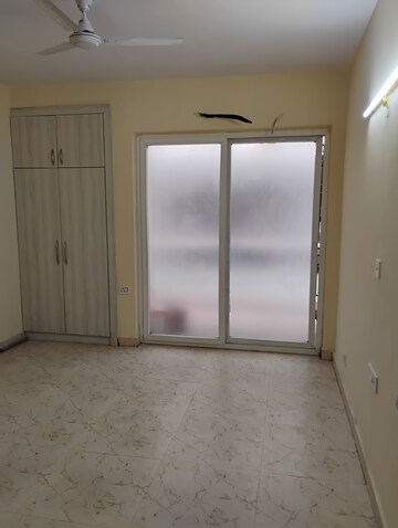 Room in 3.5 BHK Builder Floor at Sector 86 – for Rent