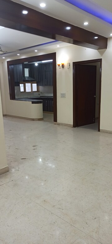Furnished Amenities in 4 BHK Apartment at Emerald Green, Sector 52 – for Rent