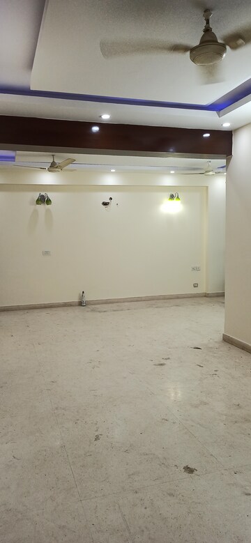 Furnished Amenities in 4 BHK Apartment at Emerald Green, Sector 52 – for Rent