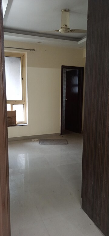Furnished Amenities in 4 BHK Apartment at Emerald Green, Sector 52 – for Rent