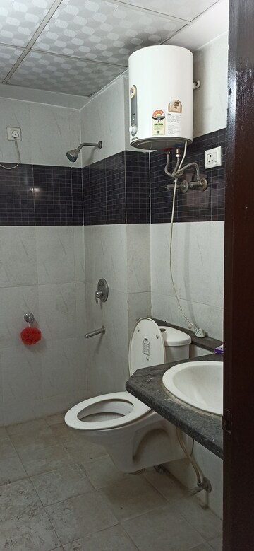 Bathroom in 4 BHK Apartment at Emerald Green, Sector 52 – for Rent