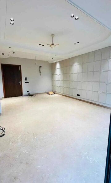 Room in 3.5 BHK Builder Floor at Sainik Farm – for Rent