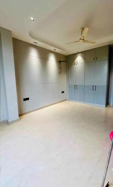 Room in 3.5 BHK Builder Floor at Sainik Farm – for Rent