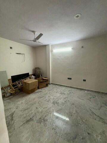 Room in 3 BHK Builder Floor at Janakpuri – for Rent