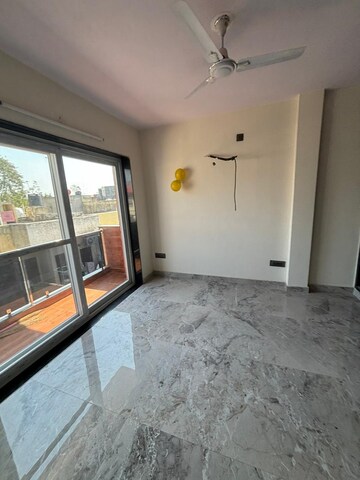 Room in 3 BHK Builder Floor at Janakpuri – for Rent