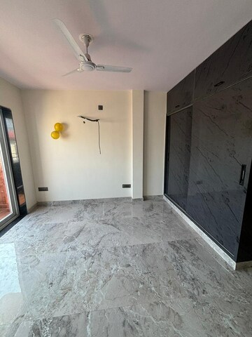 Room in 3 BHK Builder Floor at Janakpuri – for Rent