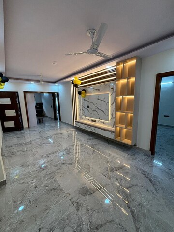 Room in 3 BHK Builder Floor at Janakpuri – for Rent