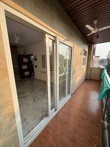 Parking in 3 BHK Builder Floor at Janakpuri – for Rent