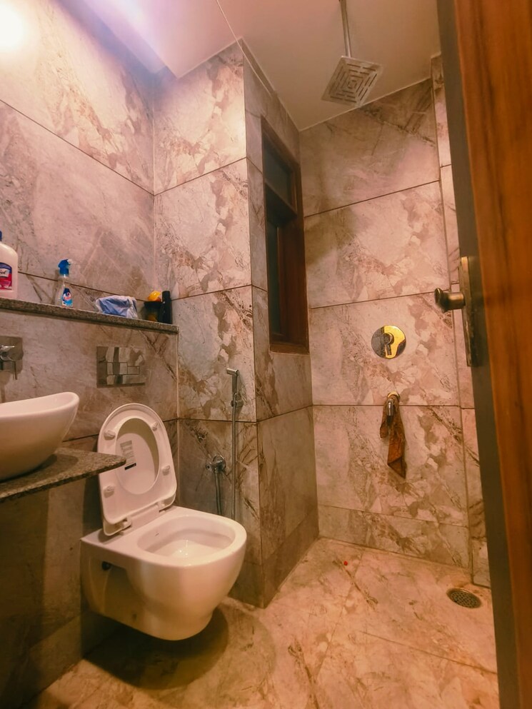 Bathroom, dwarka mor 3 Bedroom 810 Sq.Ft. Builder Floor In Dwarka Mor Delhi 9106512