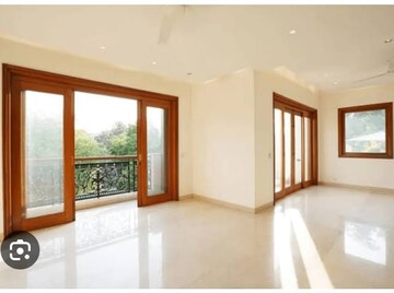 Room in 6+ BHK Independent House at Chanakyapuri – for Rent
