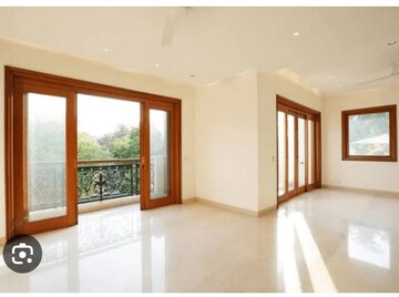 Room in 6+ BHK Independent House at Chanakyapuri – for Rent