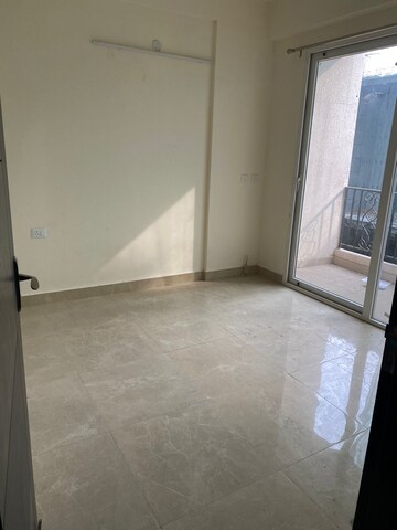 Room in 2.5 BHK Apartment at Signature Global Park 4 and 5, Sohna Sector 36 – for Rent