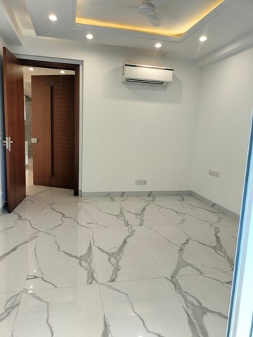 Room in 4 BHK Apartment at Saket – for Rent