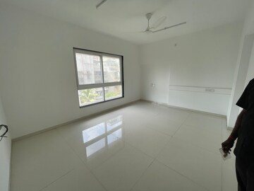 Room in 3 BHK Apartment at Khar West – for Rent