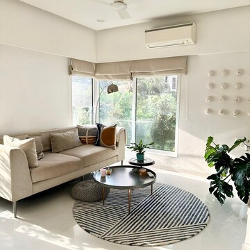 Team Area in 5 BHK Apartment at Khar West – for Rent