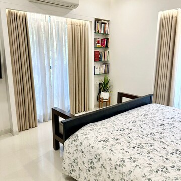 Bedroom in 5 BHK Apartment at Khar West – for Rent
