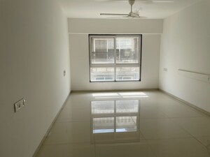 Room in 6 BHK Apartment at Khar West – for Sale