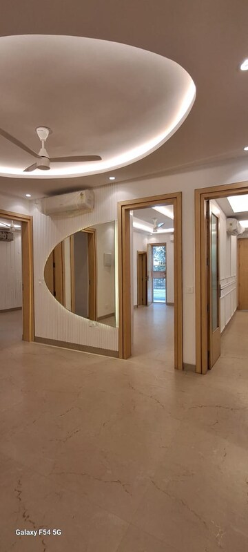 Room in 4 BHK Apartment at Vasant Enclave – for Rent