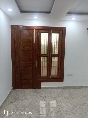 Room in 3 BHK Builder Floor at Panchsheel Enclave – for Rent