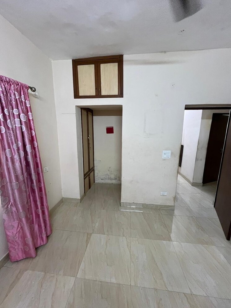 Room, janakpuri 2.5 Bedroom 1400 Sq.Ft. Apartment In Janakpuri Delhi 9106842