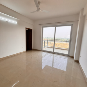 Room in 3.5 BHK Apartment at Shalimar Belvedere Court, Malesemau – for Sale