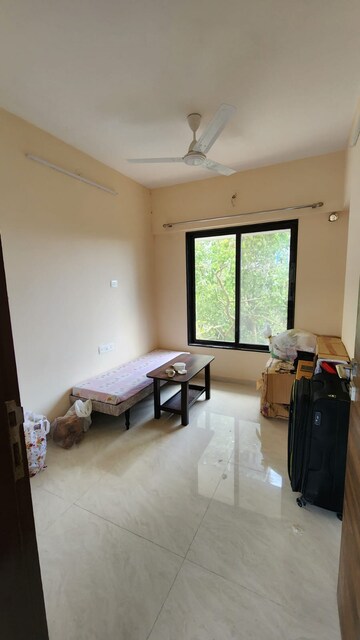 Room in 2.5 BHK Apartment at Borivali West – for Rent