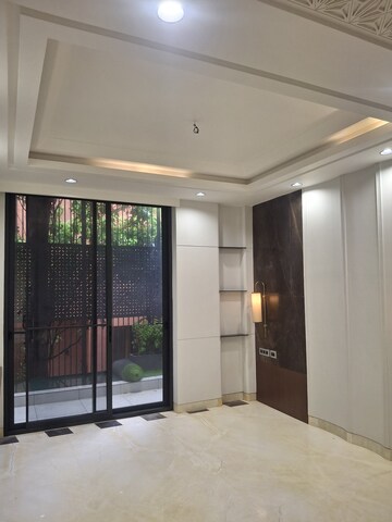 Furnished Amenities in 3 BHK Builder Floor at South City 1 – for Sale