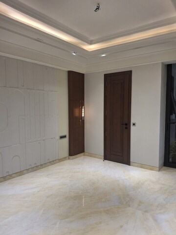 Furnished Amenities in 3 BHK Builder Floor at South City 1 – for Sale