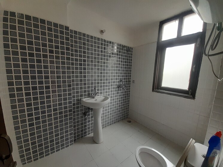 Bathroom, maya-garden-city 3 Bedroom 1852 Sq.Ft. Apartment In Lohgarh Zirakpur 9107364