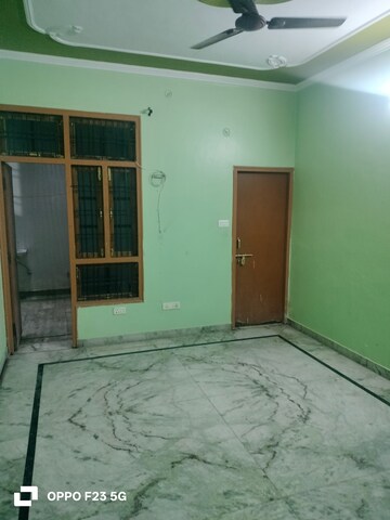 Room in 2 BHK Builder Floor at Gomti Nagar – for Rent