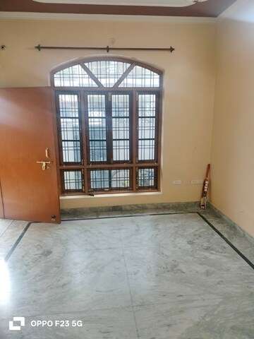 Room in 2 BHK Builder Floor at Gomti Nagar – for Rent