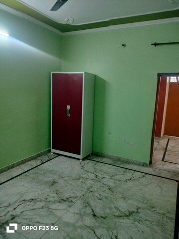 Room in 2 BHK Builder Floor at Gomti Nagar – for Rent