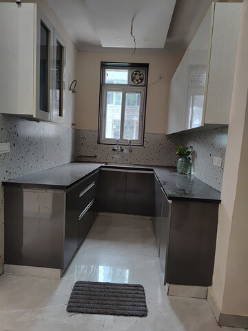 Kitchen in 3 BHK Builder Floor at Tulip Mall, Sector 46 – for Rent