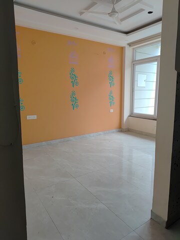 Room in 3 BHK Builder Floor at Tulip Mall, Sector 46 – for Rent