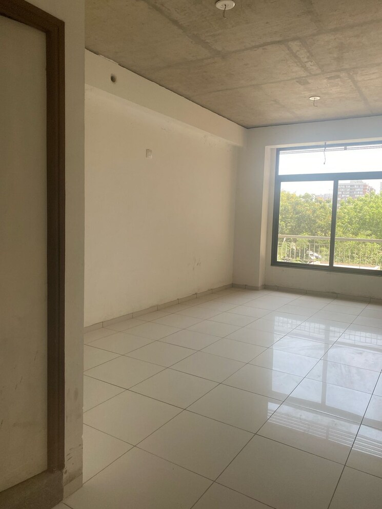 Room, shivam-trade-center Commercial Office Space 575 Sq.Ft. In Ambli Ahmedabad 8466290
