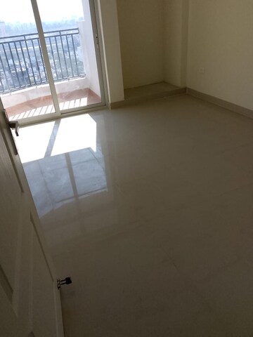 Room in 3 BHK Apartment at Sushant Golf City – for Rent