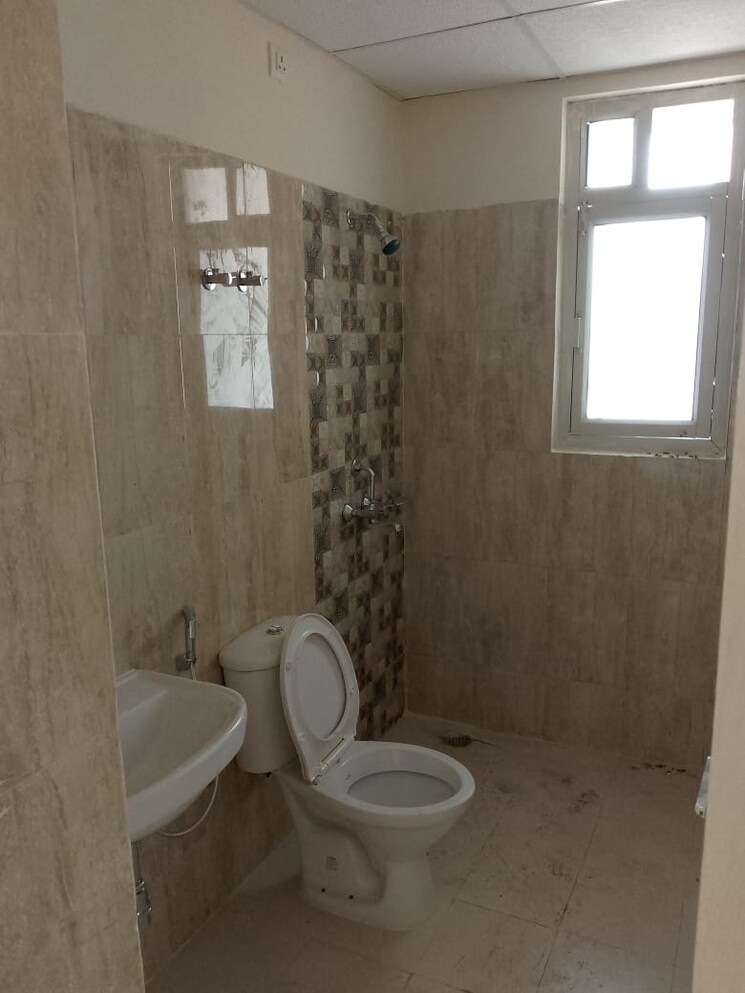 Bathroom, sushant golf city 3 Bedroom 1810 Sq.Ft. Apartment In Sushant Golf City Lucknow 9108069