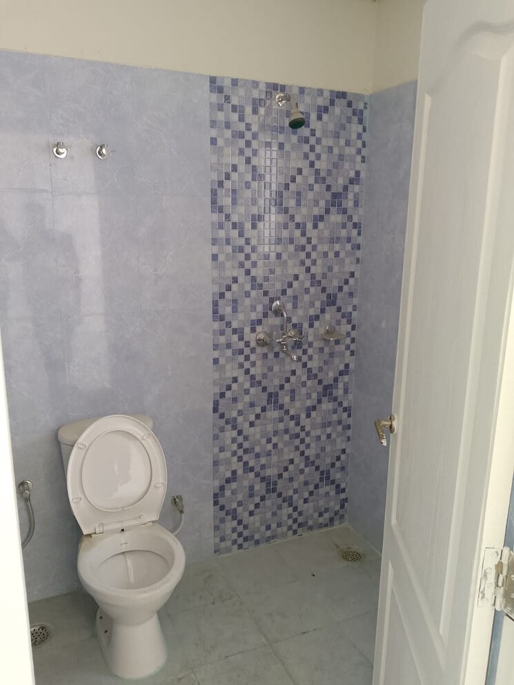 Bathroom, sushant golf city 3 Bedroom 1810 Sq.Ft. Apartment In Sushant Golf City Lucknow 9108069