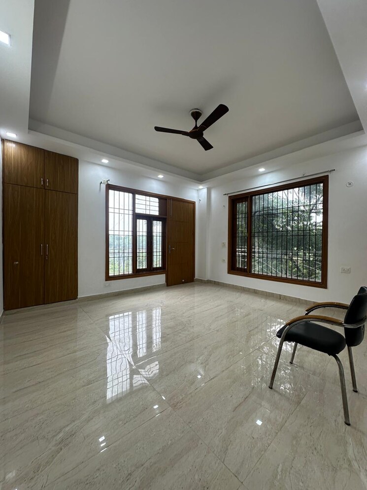 Room, freedom fighters enclave 4 Bedroom 3600 Sq.Ft. Builder Floor In Freedom Fighters Enclave Delhi 9108140