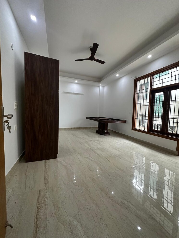 Room, freedom fighters enclave 4 Bedroom 3600 Sq.Ft. Builder Floor In Freedom Fighters Enclave Delhi 9108140