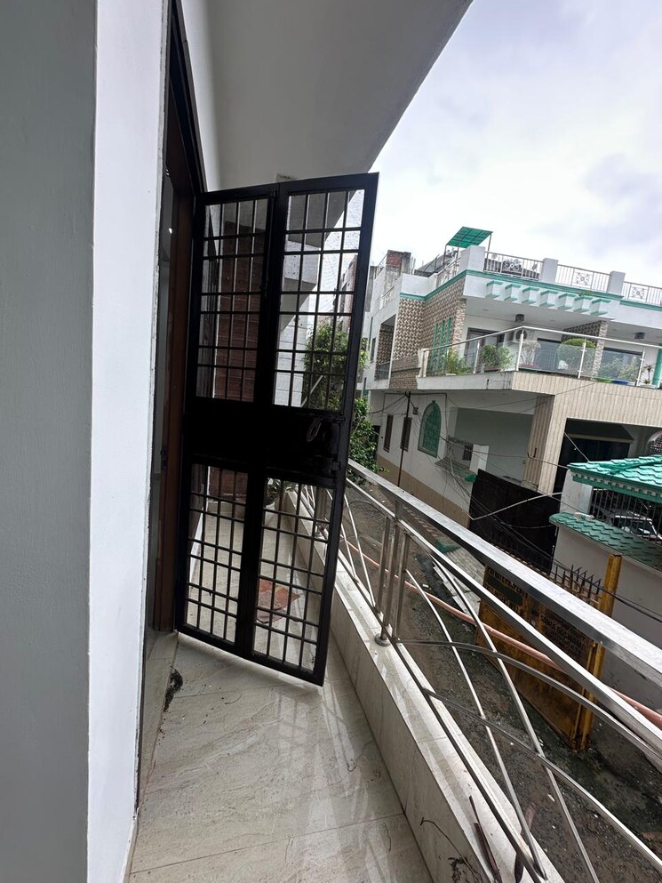 Balcony, freedom fighters enclave 4 Bedroom 3600 Sq.Ft. Builder Floor In Freedom Fighters Enclave Delhi 9108140