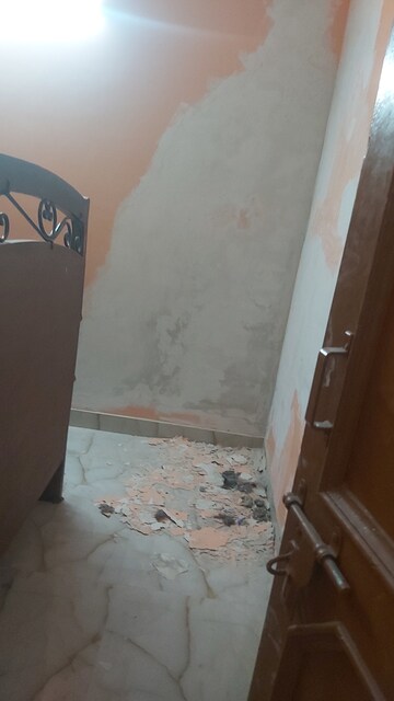 Room in 2.5 BHK Apartment at Uma Cooperative Society, Mayur Vihar 1 – for Rent